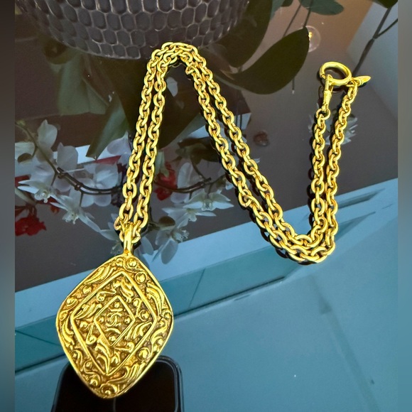 LOT 1746 24K gold plated CHANEL vintage vinegrape necklace - Picture 1 of 7